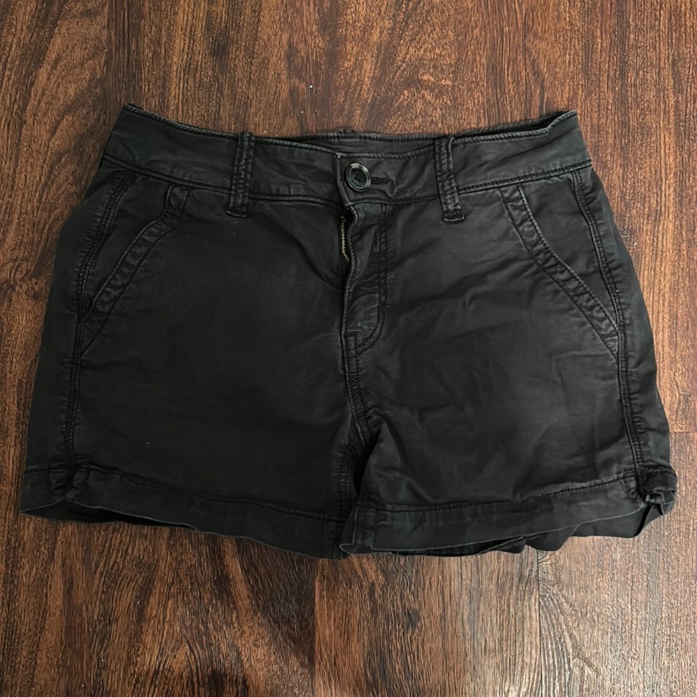 AMERICAN EAGLE mid-rise black khaki stretch short
